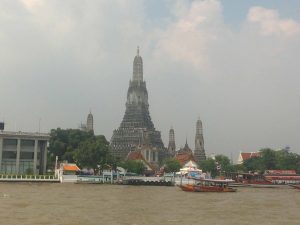 widok od strony rzeki na Wat Arun Świątynię Świtu
